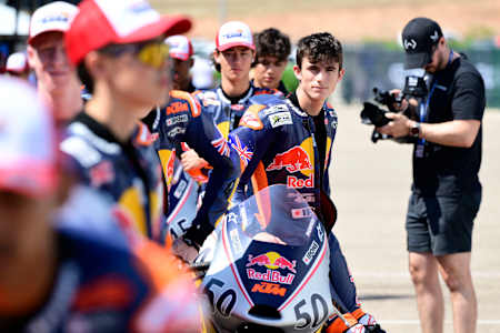 Carter Thompson in line with the other Rookies before the QP - Aragon 2025