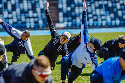 Des athlètes s'étirent après la course Wings for Life World Run.