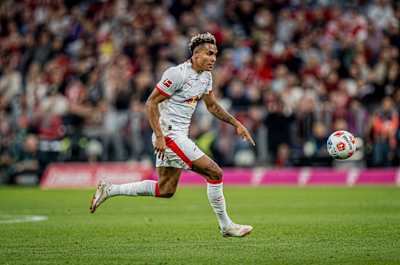 Antonio Nusa, do RB Leipzig, corre atrás da bola.