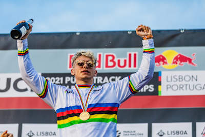 Eddy Clerté célèbre sa victoire sur le podium du championnat du monde de pumptrack Red Bull UCI 2021 à Lisbonne au Portugal.