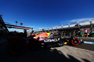 Le pilote Red Bull Racing Max Verstappen roule dans sa monoplace au Grand Prix d'Australie de Formule 1 2022 sur le circuit de l'Albert Park à Melbourne.