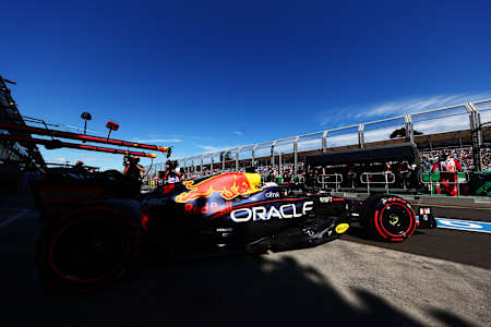 Le pilote Red Bull Racing Max Verstappen roule dans sa monoplace au Grand Prix d'Australie de Formule 1 2022 sur le circuit de l'Albert Park à Melbourne.