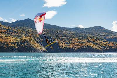 Valentin Delluc vole en speed riding au-dessus des eaux du lac alpin de Serre-Ponçon.