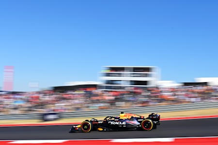 Max Verstappen am Steuer des Oracle Red Bull Racing RB20 auf der Strecke während des F1 Grand Prix in Austin, Texas.