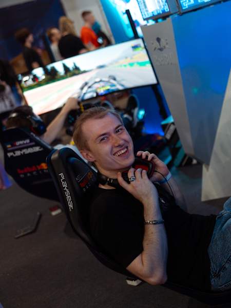 Стример Денис 'Loran' Журід на майданчику Red Bull Gaming Ground на FANCON в Києві, Україна, 8 червня 2024 року.