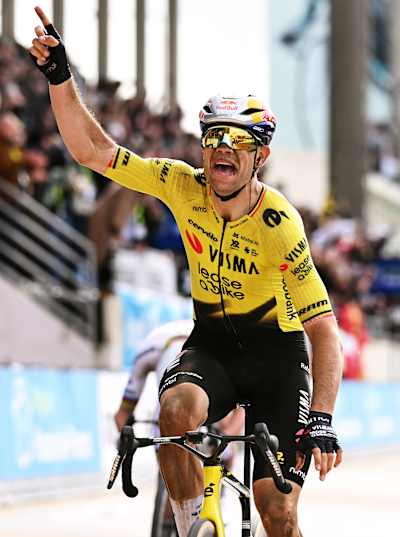 Der Belgier Wout van Aert und das Team Visma | Lease a Bike feiern auf der Ziellinie als Sieger des Rennens im Velodrom von Roubaix während der 123. Paris-Roubaix Hauts-de-France 2026
