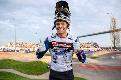Eddy Clerté est heureux après avoir remporté le titre de champion du monde de pump track aux mondiaux Red Bull UCI 2021 à Lisbonne au Portugal.