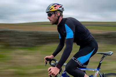 Gordon Benson, triathlète professionnel anglais, en action lors d'un entrainement de vélo.