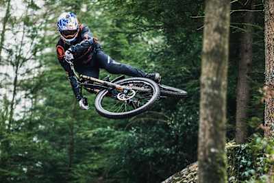Le rider anglais Gee Atherton et famille vivent au Pays de Galles dans le sud-ouest de l'Angleterre.