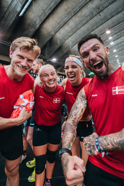 Ida Mathilde y sus compañeras de equipo posan después de la carrera en el Campeonato del Mundo de Hyrox en Niza, Francia, el 9 de junio de 2024. 