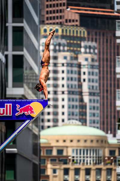 En 2024, Cătălin Preda se lanza desde un edificio de Boston para las Series Mundiales Red Bull Cliff Diving. 