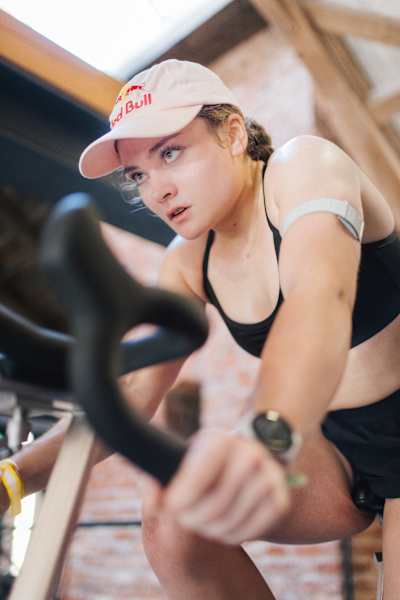 En 2025, Lucy Procter s'entraîne au Red Bull Athlete Performance Center à Thalgau, en Autriche. 