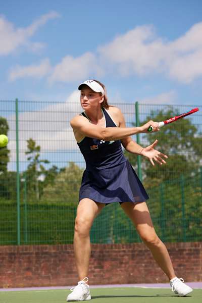Elena Rybakina występuje na korcie tenisowym przed Wimbledonem w Londynie, Wielka Brytania, 24 czerwca 2025 r.