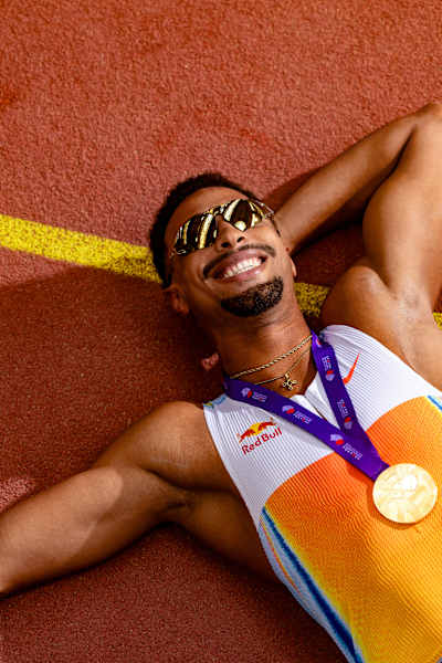 Leo Neugebauer tumbado en una pista de Alemania con su medalla de oro de los Mundiales de Atletismo de Tokio 2025.