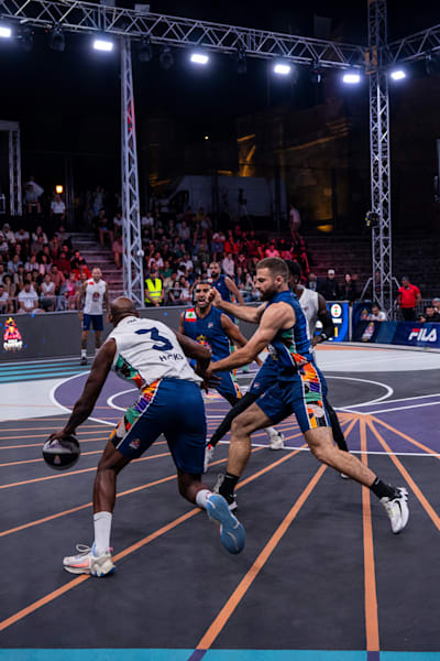 Команда Польщі грає з командою Лівану під час плей-офф Red Bull Half Cour в Белграді, Сербія, 16 вересня 2023 року. 