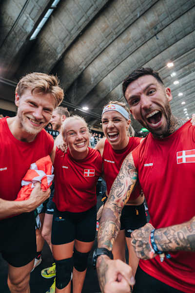 Ida Mathilde и нејзините колеги позираат после трка на Hyrox World Championship во Ница, Франција на 9 јуни 2024.