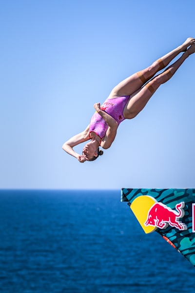 Molly Carlson aus Kanada springt von der 21,5-Meter-Plattform während des dritten Stopps der Red Bull Cliff Diving World Series 2024 in Polignano a Mare, Italien, am 29. Juni 2024. 