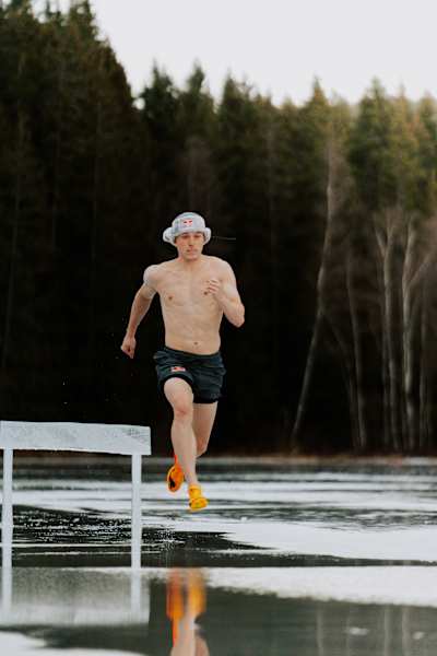 Karsten Warholm beim Hürdenlauf auf dem Eis in einer einzigartigen Trainingseinheit auf dem Eis als Teil seiner Vorbereitung auf die kommende Saison.  