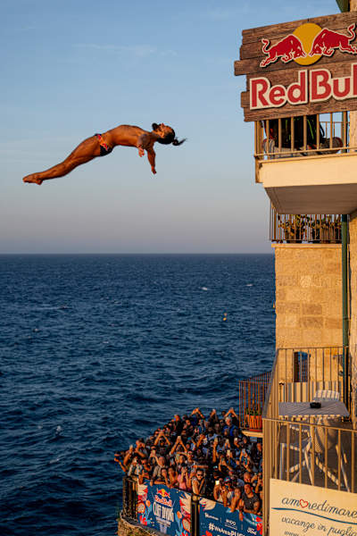 Am 28. Juni 2025 springt der Rumäne Cătălin Preda bei der Red Bull Cliff Diving World Series in Polignano a Mare, Italien, von einem 26 Meter hohen Balkon über der Adria