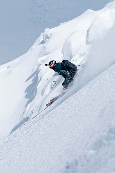 Kristofer Turdell kör genom nysnö i en brant backe under Red Bull Alpine Camp i Zermatt, Schweiz, den 18 maj 2024 - och tänjer på gränserna för freeride-skidåkning