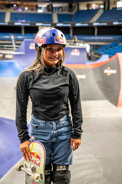 Sky Brown posa com seu skate antes das finais do Simple Session 25 em Tallinn, na Estônia.