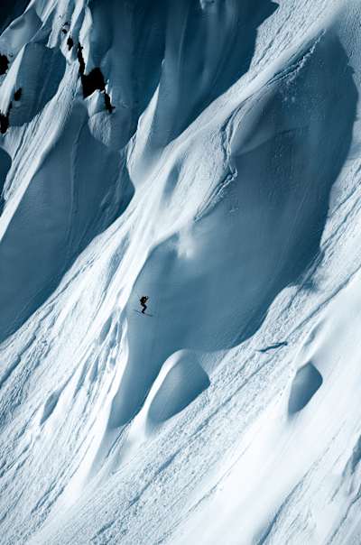 Freeride-Weltmeister Max Hitzig unterwegs in den Bergen in Vorarlberg.
