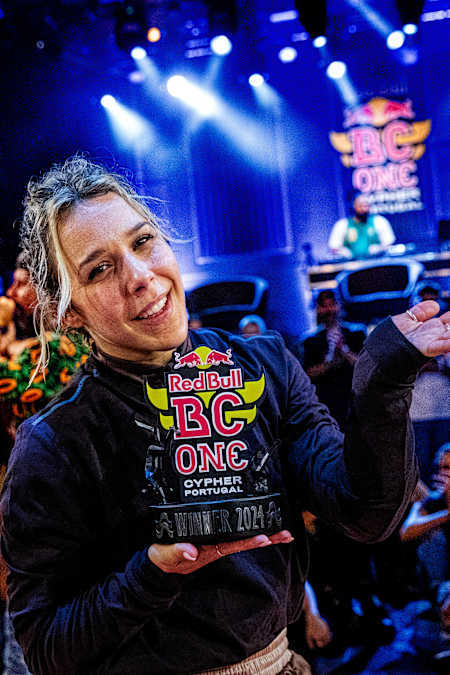 B-Girl Vanessa ține cu mândrie trofeul după ce a câștigat Red Bull BC One 2024 Cypher Portugal