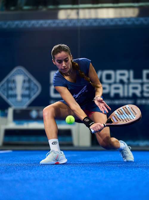 Claudia Fernandez Sanchez powers through a swift return in the FIP World Cup Pairs quarter-finals in Kuwait, showcasing Red Bull's enduring energy and drive in 2025