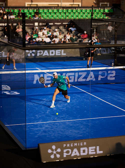 Ale Galán lanza un golpe electrizante durante los cuartos de final de la 2025 NEWGIZA Premier Padel P2 en Giza, Egipto, emocionando a los aficionados con su energía y estilo característicos