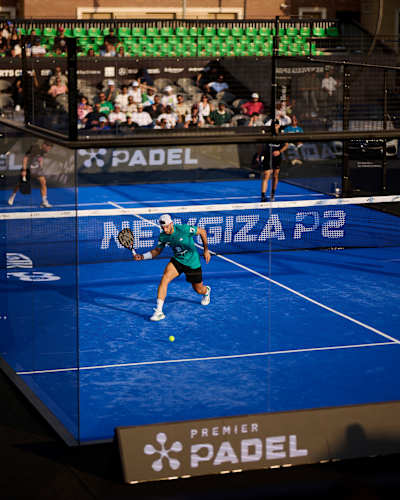 Ale Galan zeigt im Viertelfinale des NEWGIZA Premier Padel P2 in Gizeh, Ägypten, einen elektrisierenden Schlag und begeistert die Fans mit seiner typischen Energie und seinem Stil.