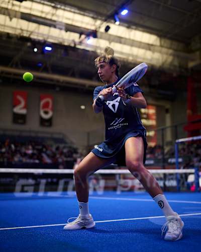Beatriz González focuses during the Premier Padel Gijón P2 quarter-finals in Spain, March 2026.