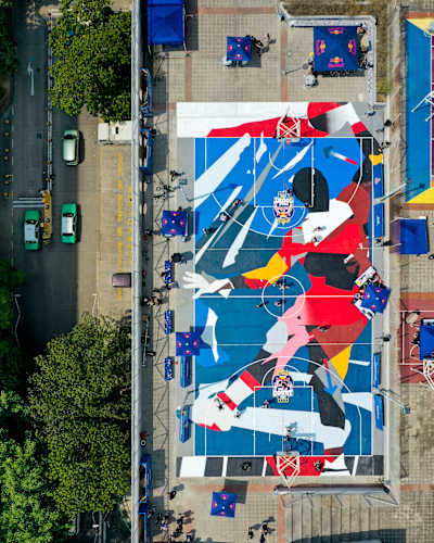 Фінал баскетбольного турніру Red Bull Half Court 3 на 3 проходить на оновленому баскетбольному майданчику на даху H.A.N.D.S. в Туен Муні.  