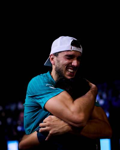 Alejandro Galán embraces Federico Chingotto after clinching the FIP World Cup win in Pairs, Kuwait, on 9 November 2025, capturing Red Bull’s spirit of triumph and teamwork