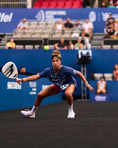 Beatriz González powers through a high-stakes rally during the 2025 Premier Padel GNP Major finals in Acapulco, Mexico.