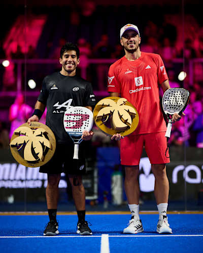 Federico Chingotto et Alejandro Galán célèbrent leur victoire au Motorola Razr Miami Premier Padel P1, en posant avec leurs trophées de champions, le 23 mars 2025.