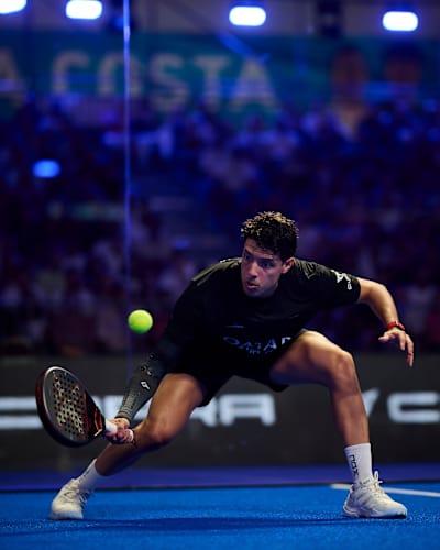 Agustín Tapia se lanza a por un golpe durante las finales del Tarragona Premier Padel P1 en Tarragona, España, el 3 de agosto de 2025, impulsado por la energía y el espíritu dinámico de Red Bull