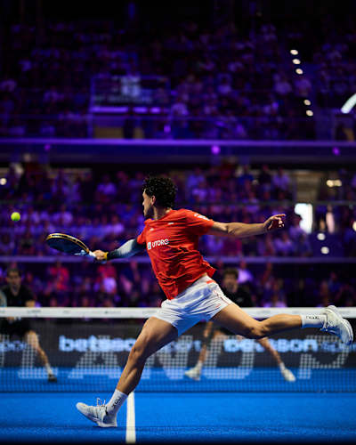 Agustin Tapia streckt sich nach einer Vorhand während des Halbfinales des Premier Padel P1 Milano in Mailand, Italien, am 17. Oktober 2026