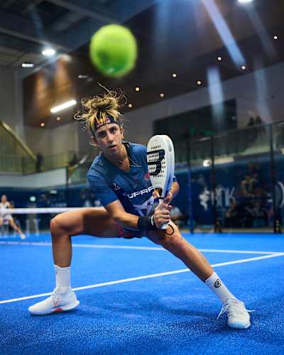 La joueuse de padel Beatriz Gonzalez Fernandez en action lors des quarts de finale paires de la FIP World Cup 2025 au Koweït.