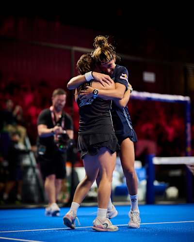 Bea González and Paula Josemaría hug to celebrate victory in the finals of the Miami Premier Padel P1, United States in March 2026.