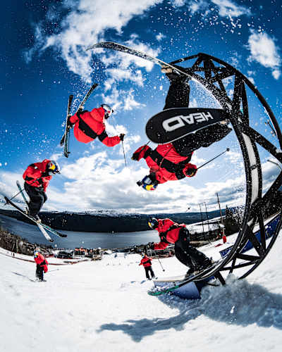 Den svenska freestyleåkaren Jesper Tjäder gör ett vågat trick på Red Bull Unrailistic-banan under ett elektrifierande träningspass den 30 april 2026 i Åre, Sverige