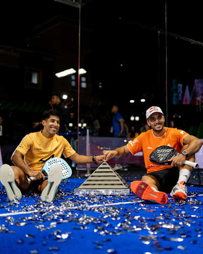 Ale Galán y Fede Chingotto celebran con su trofeo de campeones tras la final del Newgiza Premier Padel P2 en Giza, Egipto, en abril de 2026