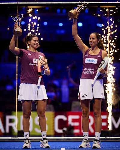 Delfina Brea y Gemma Triay posan con sus trofeos de campeonas durante la ceremonia de entrega de premios del Premier Padel P1 de Madrid, España, en septiembre de 2026.