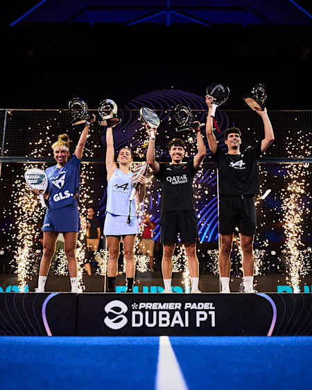 Bea González, Claudia Fernández, Agustín Tapia y Arturo Coello sostienen sus trofeos de ganadores en Premier Padel P1 Dubai, EAU, el 16 de noviembre de 2025 en medio de una espectacular pirotecnia