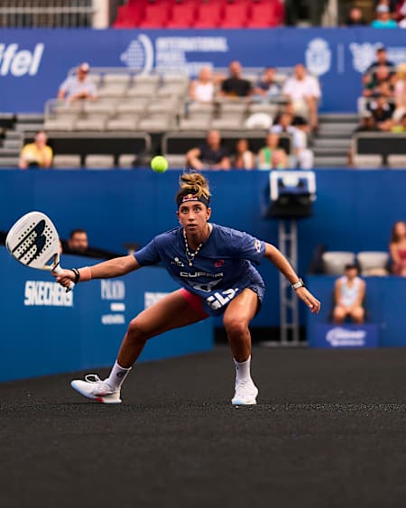 Beatriz González powers through a high-stakes rally during the 2025 Premier Padel GNP Major finals in Acapulco, Mexico.