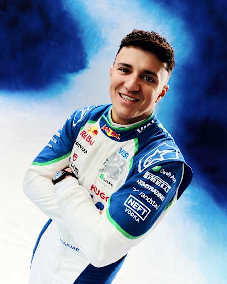 Isack Hadjar fotografován pro aplikaci Visa Cash RB pro zahájení sezóny v únoru 2025 v Londýně ve Velké Británii.