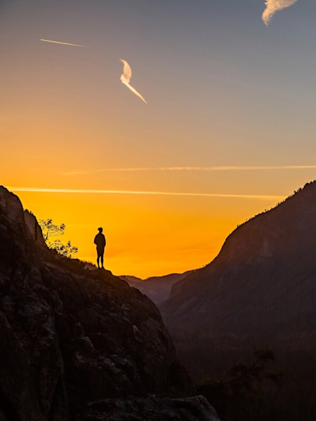 Tramonto infuocato su El Capitan, nello Yosemite National Park, California, USA.