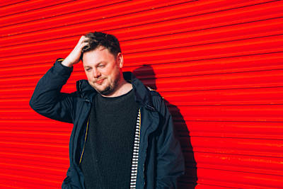 Un retrato de Ejeca, el DJ y productor norirlandés de house, techno y trance.