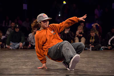 Bgirl Ami hace footwork en la Nordic Break League en Copenhagen, Dinamarca, el 22 de octubre de 2021
