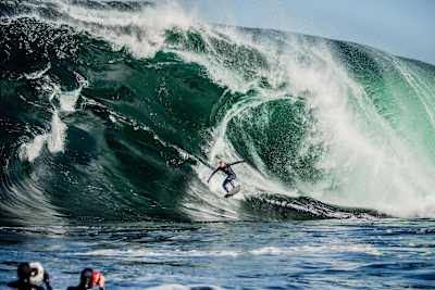 Australiens Surf-Legende Mick Fanning surft in Tasmanien am Big Wave Spot Shipstern's Bluff.