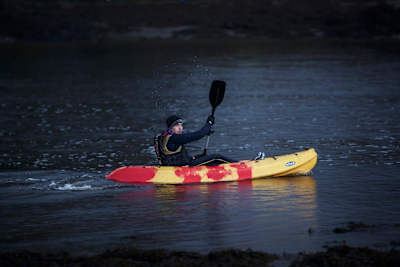 Un competidor en una carrera de aventura durante la parte que se hace con kayak.
